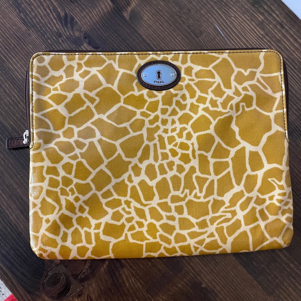 Fossil Key Per giraffe print large zip pouch